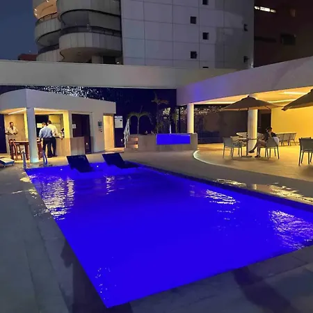 Iate Plaza 402